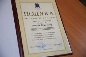 Впіймав на гарячому: у Дніпрі подяку міського голови отримав охоронець суду, який допоміг затримати вандалів