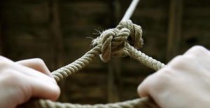 Загиблій було 34 роки: на Дніпропетровщині на шведській стінці повісилась жінка