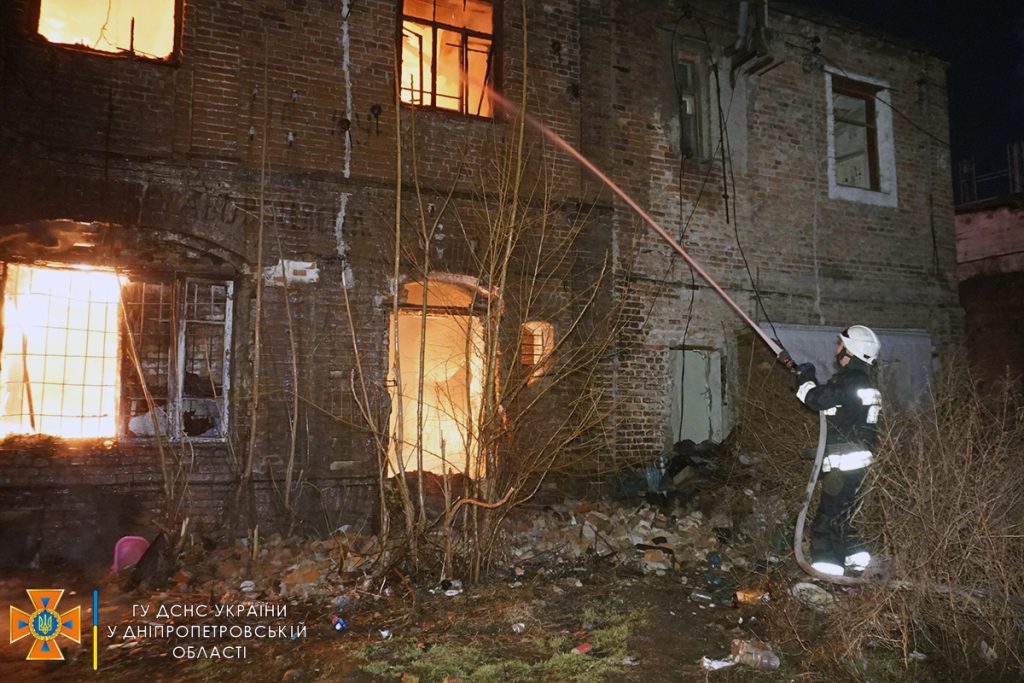 У Дніпрі вночі спалахнув двоповерховий будинок: пожежу тушили 19 рятувальників