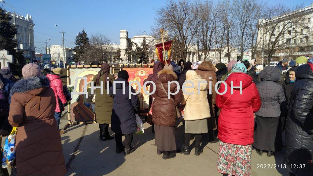 У Дніпрі біля залізничного вокзалу зібрався натовп людей: подробиці (Фото) У Дніпрі біля залізничного вокзалу зібрався натопв людей: подробиці (Фото)