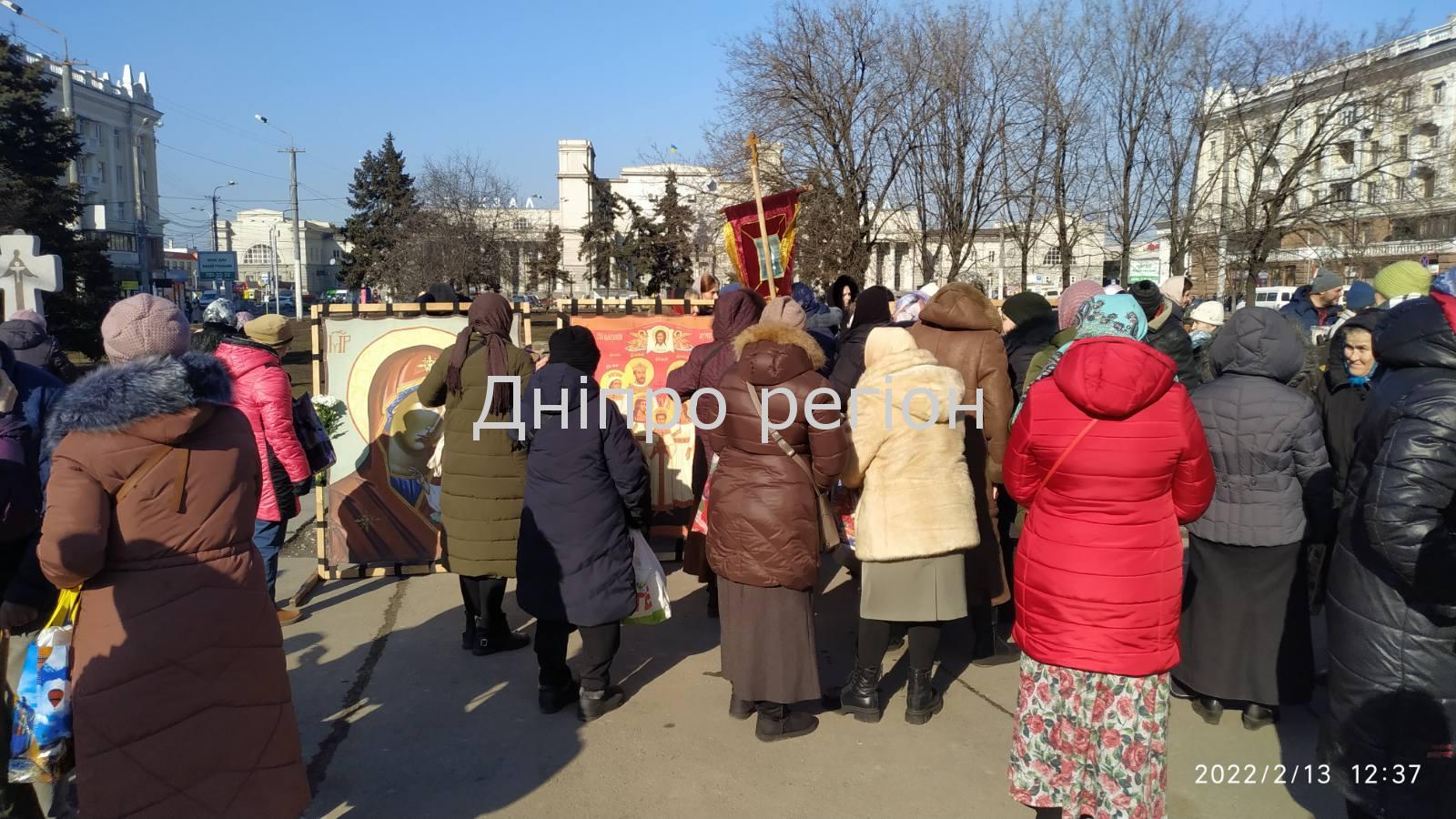 У Дніпрі біля залізничного вокзалу зібрався натопв людей: подробиці (Фото)