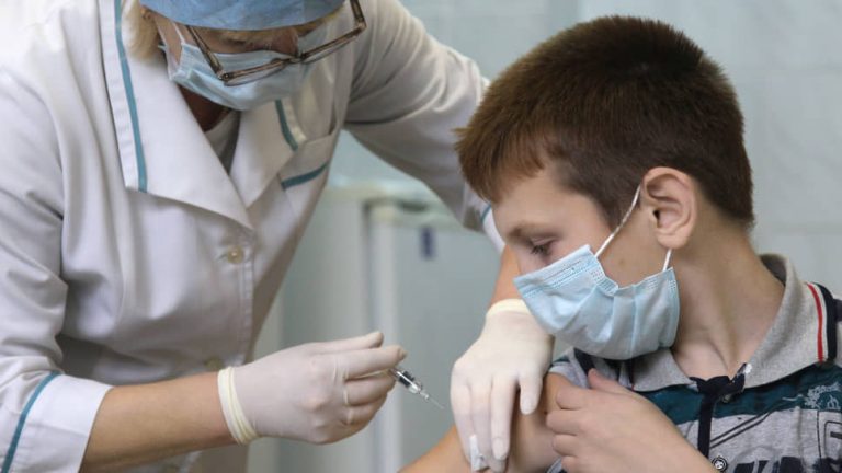 В Україні дітям почнуть виплачувати 1000 гривень за вакцинацію від COVID-19