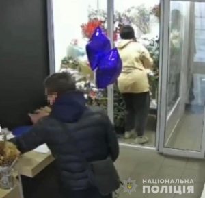 У Дніпрі затримали чоловіка, який крав речі і продукти в магазинах