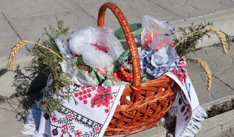 На Дніпропетровщині освятили зерно та плоди для посівної кампанії 