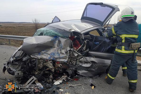 На Дніпропетровщині зіткнулися два автомобілі: тіло водія деблокували (ФОТО)