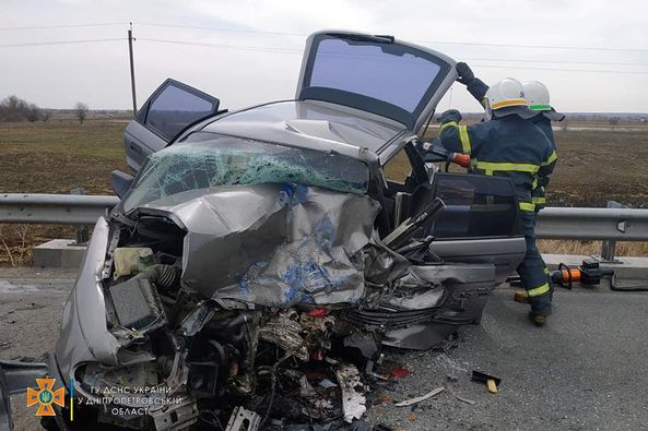 На Дніпропетровщині зіткнулися два автомобілі: тіло водія деблокували (ФОТО)