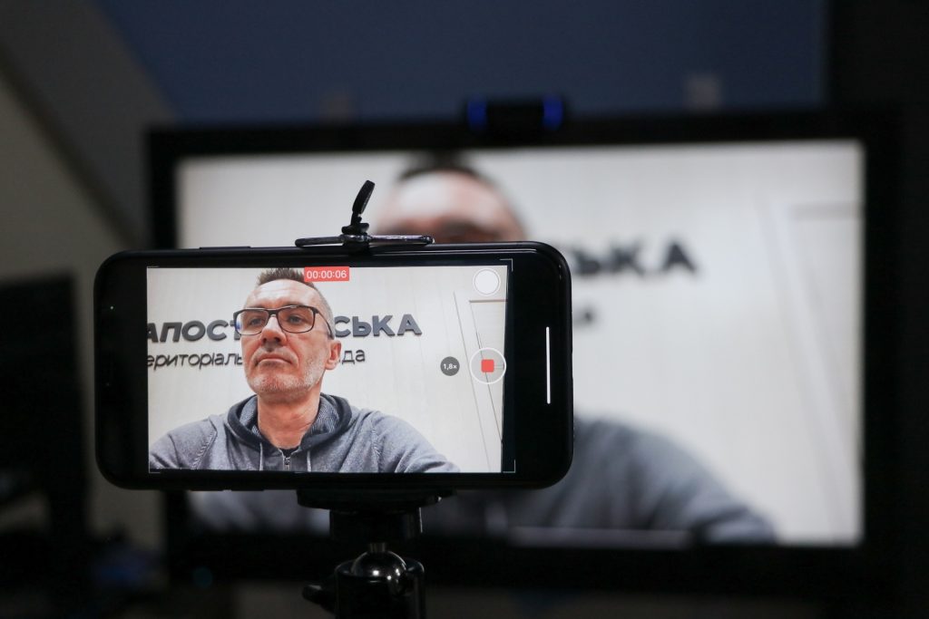 Апостолове живе таким же життям, як і до війни, — мер Андрій Оса