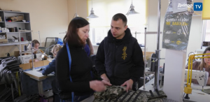 У Дніпрі відомий волонтер з колегами виготовляє бронежилети (Відео)