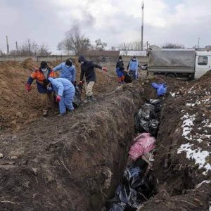 У Маріуполі людей ховають у братських могилах через постійні обстріли