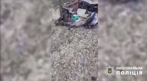 Ворожий танк розчавив автомобіль, де їхали батьки з маленьким сином (Відео 18+)