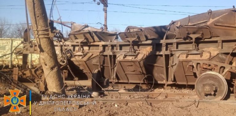На Дніпропетровщині ворожі ракетні удари знищили залізничну станцію у Павлограді