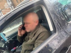 Це Руслан, який розплатився в магазині чужими банківськими картками