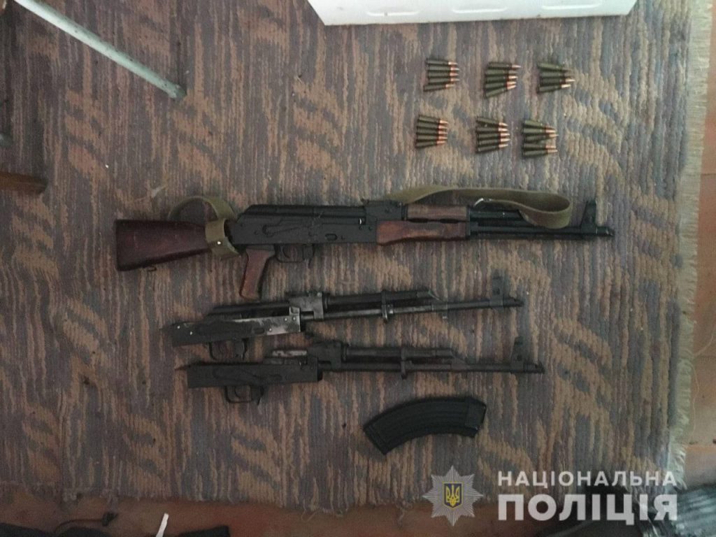 На Новомосковщині поліцейські встановили чоловіка, який зберігав вибуховий пристрій та зброю