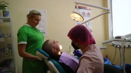 У Дніпрі лікар-стоматолог безкоштовно лікує зуби: кому звертатись за допомогою