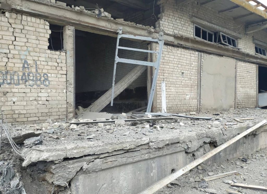 Ракета ударила по Дніпропетровщині: зруйновані будівлі (Фото)