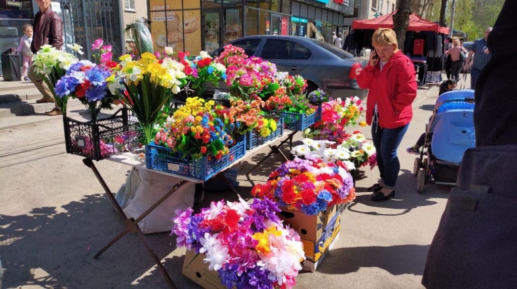 Штраф до 1700 грн: у Дніпрі заборонено продавати штучні квіти