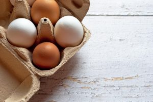 Білі чи коричневі курячі яйця: в чому різниця та які краще купувати