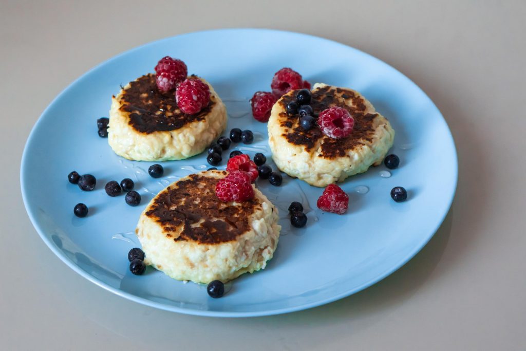 Третій зайвий: найсмачніші сирники кухарі готують із двох інгредієнтів Третій зайвий: найсмачніші сирники кухарі готують із двох інгредієнтів