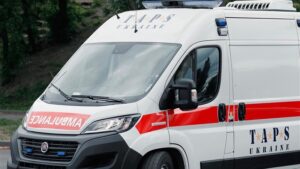 Два новенькі реанімобілі і не тільки. З Дніпра поїхали на передову (Фото)