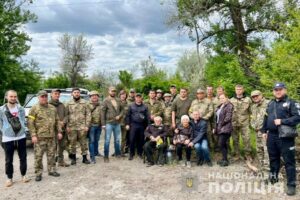 Поліція Дніпра розшукала 83-річних бабусю з дідусем, які загубилися у лісі