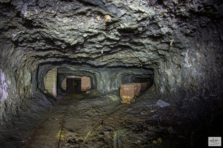 Діггер з Дніпропетровщини виявив старовинну шахту: фото