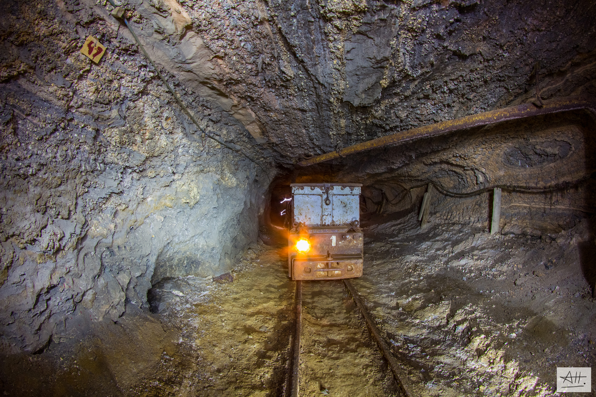 Діггер з Дніпропетровщини виявив старовинну шахту: фото