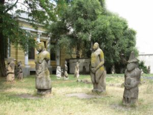 У Дніпрі з кам’яних баб зняли «броніки»: причини (фото)