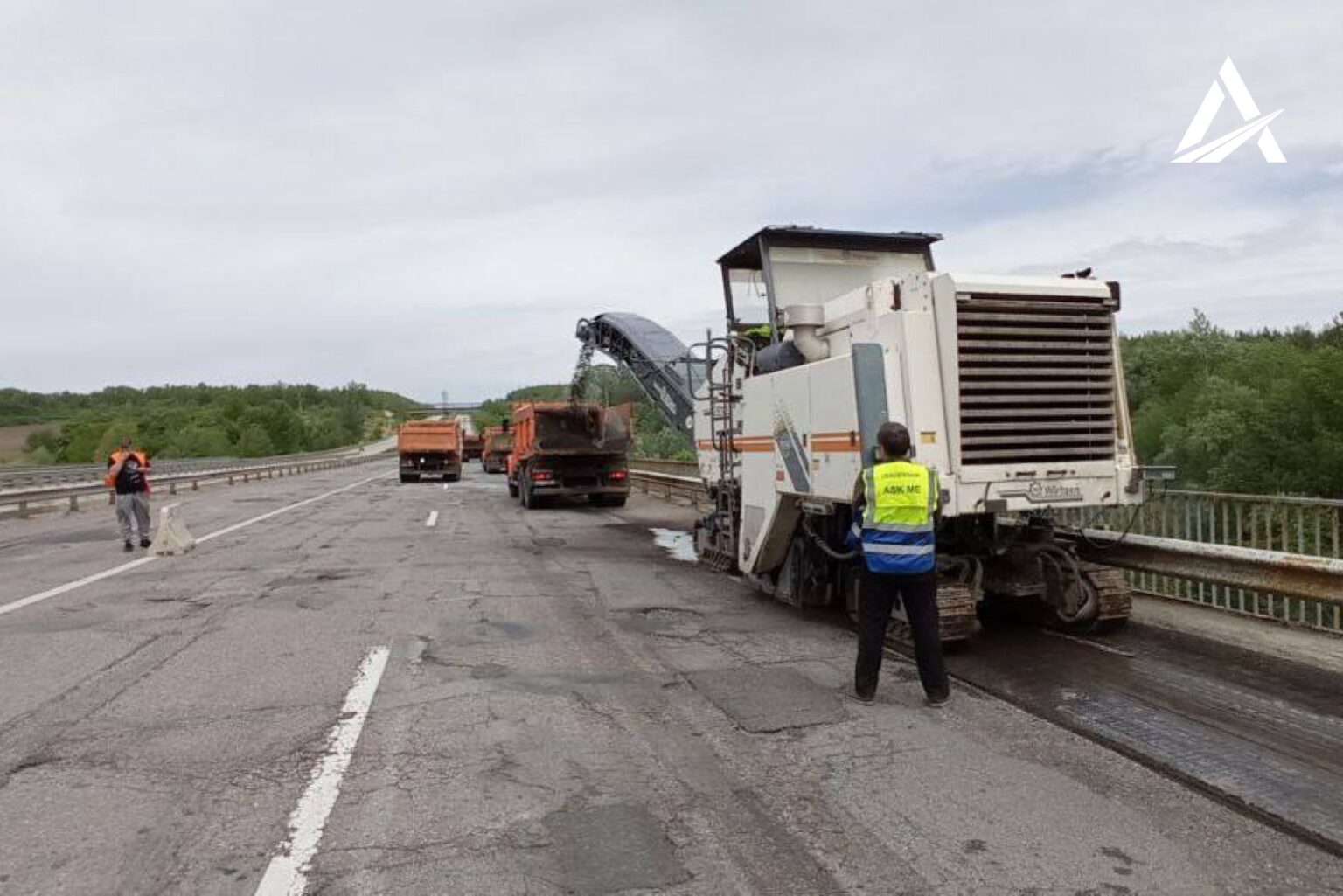 На Дніпропетровщині триває ремонт важливої траси (Фото)