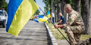 Стояли на колінах і прощались: в останню путь провели загиблого героя у П’ятихатках