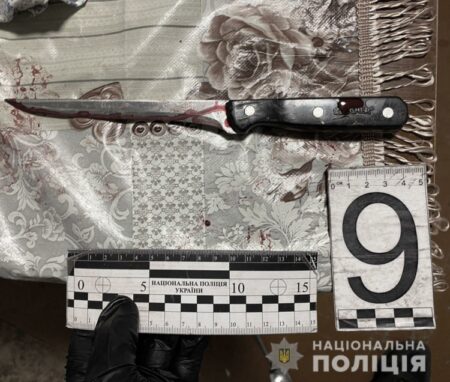 На Дніпропетровщині 79-річний чоловік вдарив ножем в серце сусідку: злочинця затримали на місці