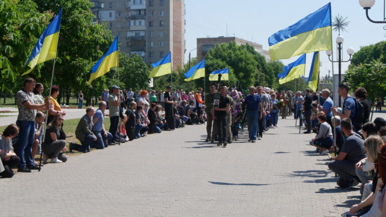 Все місто в скорботі: на Дніпропетровщині провели в остунню путь загиблого Героя