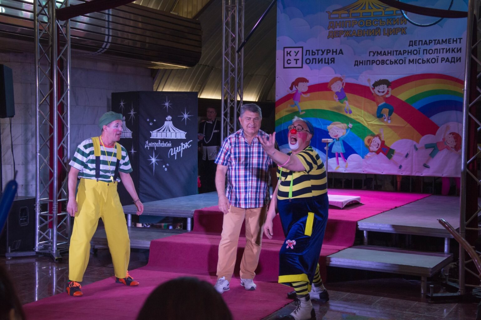 У Дніпрі в метро вперше в Україні виступили артисти цирку (Фото)
