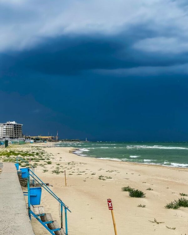 Пляжі під забороною та басейни просто неба: чи реально відпочити у 2022 в Чорноморську