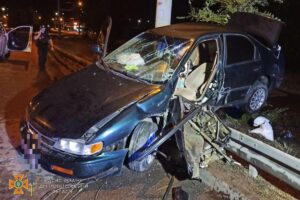 Нічне ДТП у Дніпрі: автомобіль завис на відбійнику (фото)