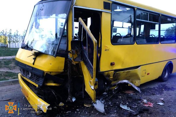 ДТП у Нікополі за участю автобусу «Еталон»: є постраждалі і загиблі (Фото)