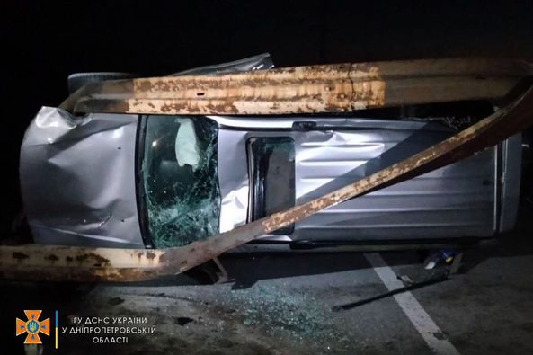 ДТП на Дніпропетровщині: «Suzuki» зіткнувся з відбійником та перекинувся на бік
