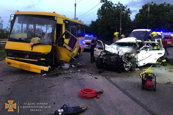ДТП у Нікополі за участю автобусу «Еталон»: є постраждалі і загиблі (Фото)