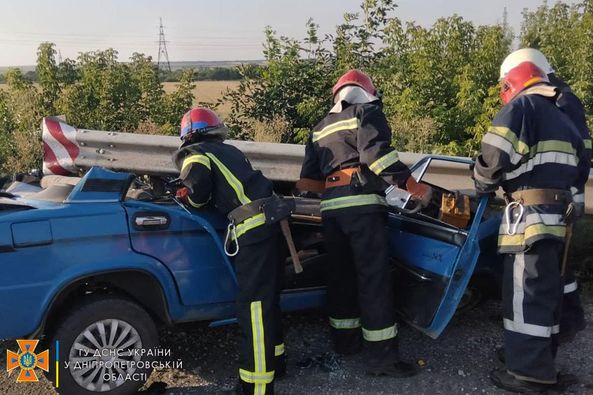 Смертельна ДТП на Дніпропетровщині: авто влетіло у відбійник (ФОТО)