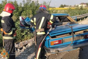 Смертельна ДТП на Дніпропетровщині: авто влетіло у відбійник (ФОТО)