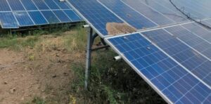 Через ворожий обстріл у Криворізькому районі розбита сонячна електростанція, горить поле з пшеницею