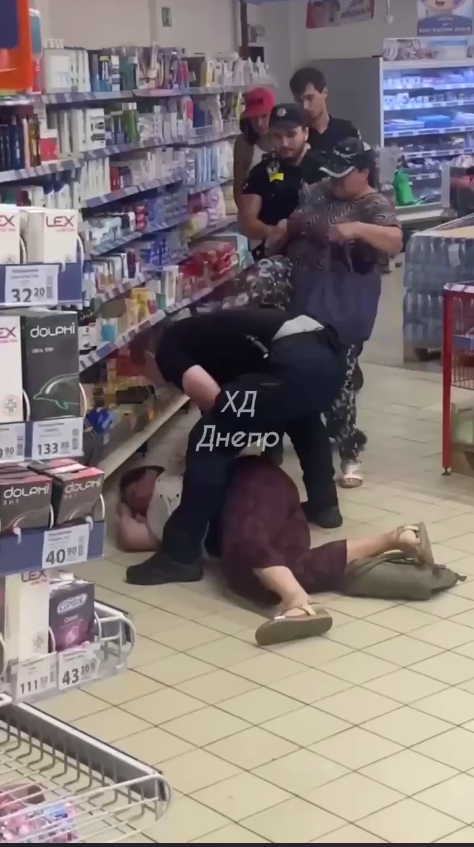 Бійка в АТБ: у Дніпрі 2 жінки влашвули скандал в магазині