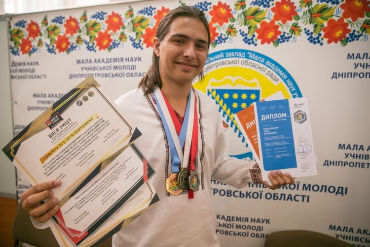 Школярі Дніпропетровщини здобули 41 нагороду на всеукраїнському конкурсі науково-дослідницьких робіт