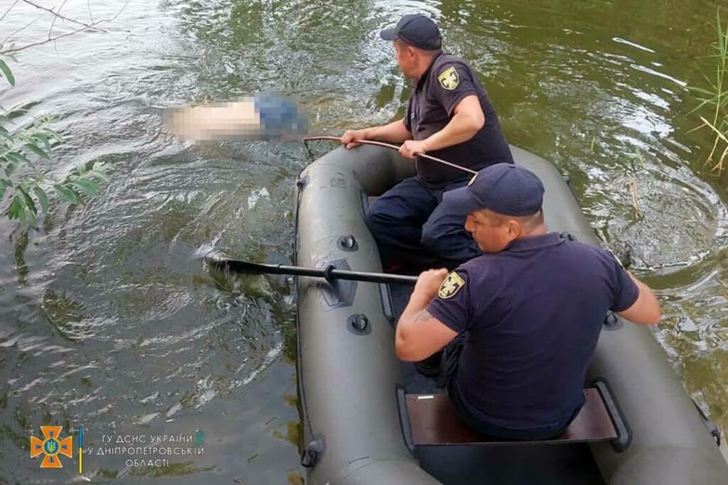 Тіло знайшли на глибині 2 метри: на Дніпропетровщині з води витягли людину