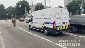Ракетний удар по Дніпру: поліція збирає докази на місці обстрілу та документує воєнні злочини рф