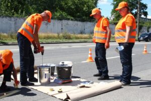 У Дніпрі оновлюють дорожню розмітку технологією холодного пластику (Фото)