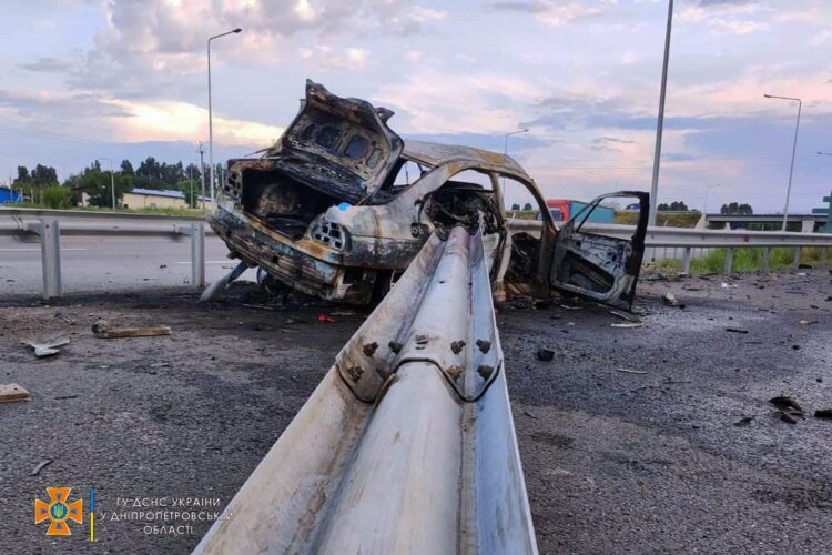 Смертельна ДТП на Дніпропетровщині: авто наїхало на відбійник та зайнялось (ФОТО)