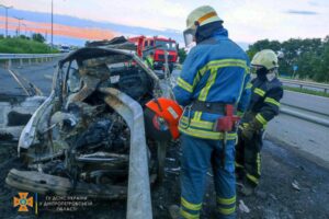 Смертельна ДТП на Дніпропетровщині: авто наїхало на відбійник та зайнялось (ФОТО)