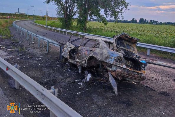Смертельна ДТП на Дніпропетровщині: авто наїхало на відбійник та зайнялось (ФОТО)