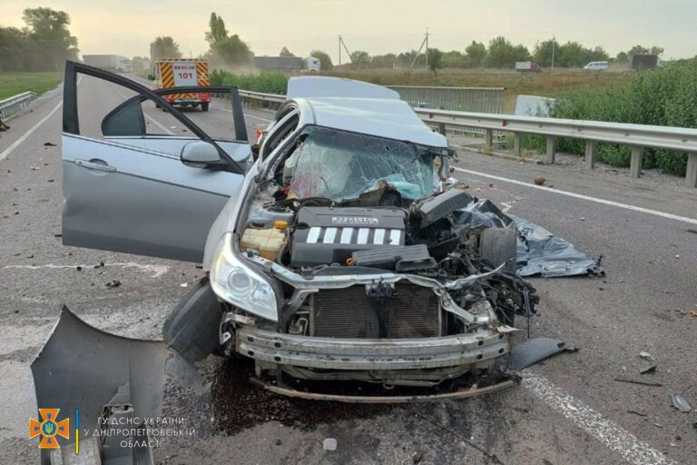 На Дніпропетровщині «Chevrolet Epica» зіткнувся із дорожнім відбійником: троє загиблих