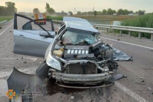 На Дніпропетровщині «Chevrolet Epica» зіткнувся із дорожнім відбійником: троє загиблих (ФОТО)